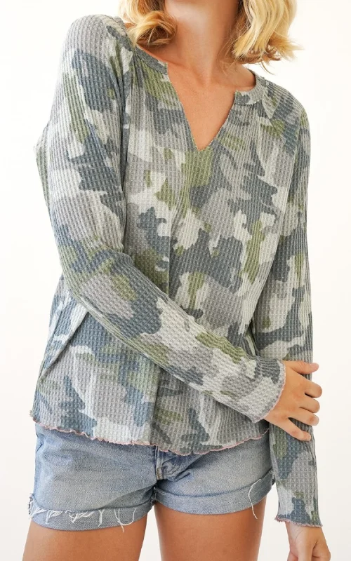 Unique Fashion Camo Print Spliced V-neck Lettuce Hem Top