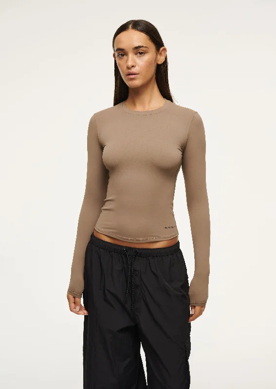 Tailored Trousers FOUNDATION LONG SLEEVE TOP IN FOSSIL