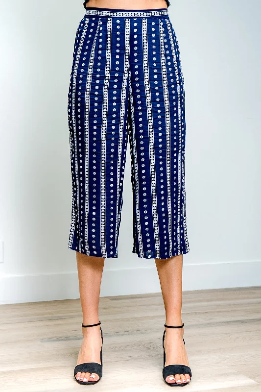 Casual Comfort Floral Stripe Print Cropped Pants with Elasticized Waist in Navy & White (8BBMAY479) Casual Comfort Floral Stripe Print Cropped Pants with Elasticized Waist in Navy & White (8BBMAY479)