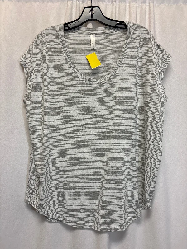 Soft Fashion Athletic Top Short Sleeve By Athleta In Grey, Size: L