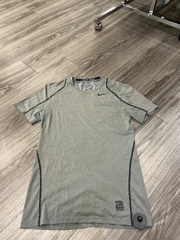 Elegant Wear Athletic Top Short Sleeve By Nike In Grey, Size: S